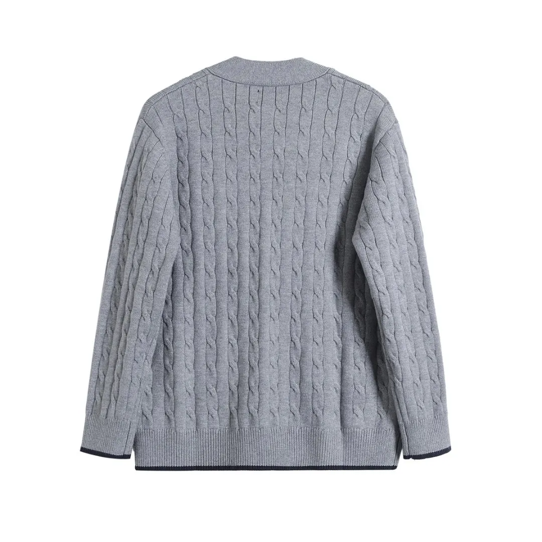 🅿️306 Top quality model number: D216 Ralph Lauren, Ralph Lauren knitted cardigan, it’s so amazing! Solid color twist knitted cardigan with embroidery on the chest! Needless to say, the texture of Ralph Lauren is good. This cardigan is made of high-quality knitted fabric, which is soft and skin-friendly and has a full drape feeling. Wearing it will immediately enhance your temperament and give you a sense of luxury! High quality and high density! The exquisite embroidered logo on the chest is low-key, luxurious and connotative, highlighting the brand identity, and the details show quality! The classic button design is easy to put on and take off. You can adjust the tightness according to your own preferences to create different styles! In spring and autumn, there is a big temperature difference between morning and evening. This cardigan is definitely your best choice. It is warm, fashionable and very practical! Color: Black Gray Navy Size: m-xl M: Clothing length 68 Bust 110 Sleeve length 57 L: Clothing length 70 Bust 116 Sleeve length 58 XL: Clothing length 72 Bust 120 Sleeve length 59